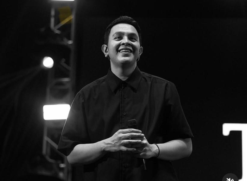 Tulus-saat-tampil-di-atas-panggung-Penyanyi-bersuara-khas-ini-dijadwalkan-menggelar-konser.jpg
