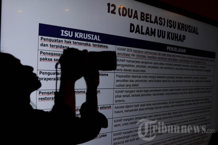 UU-KUHAP-Layar-menampilkan-12-isu-krusial-dalam-UU-KUHAP.jpg