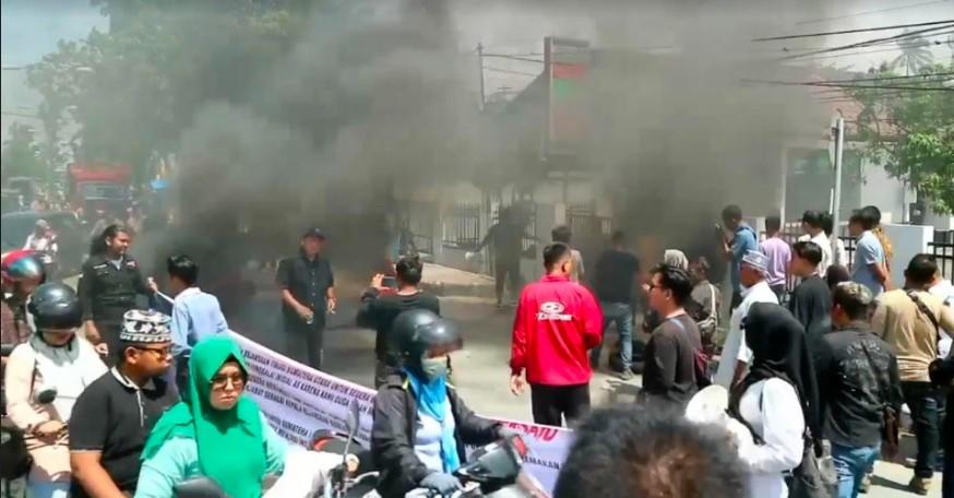 Unjuk-rasa-koalisi-aktivis-Kota-Tanjungbalai-pecah-diwarnai-dengan-aksi-bakar-ban.jpg