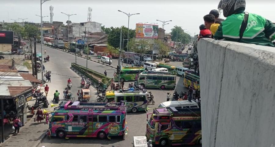 Unjukrasa-Sopir-sopir-Bus-di-Simpang-Pos-Medan_.jpg