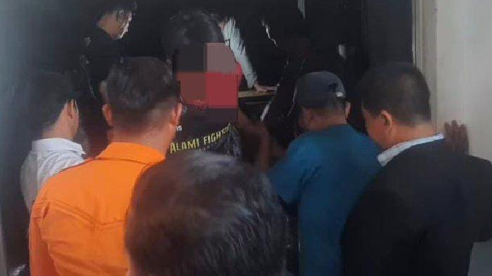 VIRAL-50-Pelajar-Terjebak-Dalam-Lift-Hotel-Selama-30-Menit-Panik-hingga-Syok-Dievakuasi-Lewat-Atap.jpg