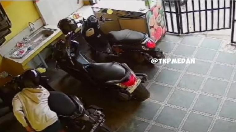 Viral-pelaku-curanmor-bobol-kos-kosan-dan-curi-motor-Vario-di-Jalan-Pembangunan.jpg