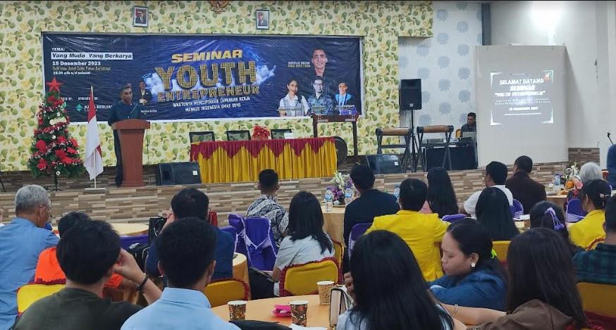 Wabup-Karo-Theopilus-Ginting-memberikan-sambutan-pada-kegiatan-seminar-Youth-Entrepreneur.jpg
