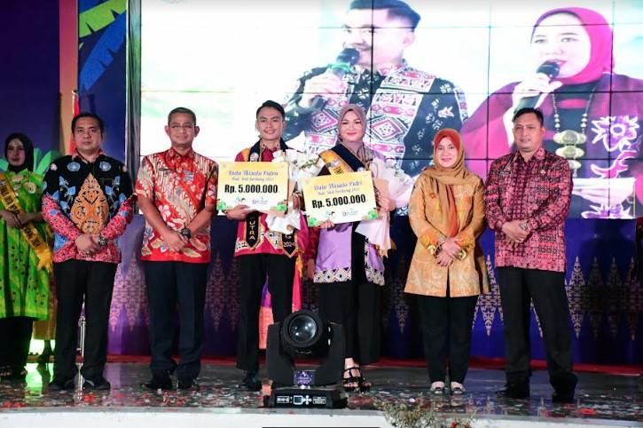 Wahyu-dan-Intan-berfoto-bersama-dengan-Pj-Bupati-Deli-Serdang-Wiriya-Alrahman.jpg