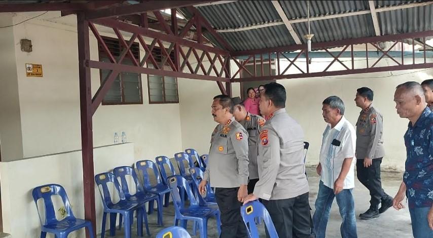 Wakapolri-Komjen-Agus-Andrianto-saat-melihat-Polsek-Sumbul_1.jpg