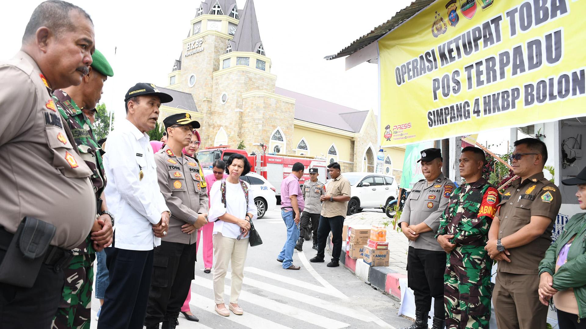 Wakil-Bupati-Samosir-Martua-Sitanggang-bersama-Forkopimda-Monitoring-Pos-Pelayanan-Idulfitri-2024-1.jpg