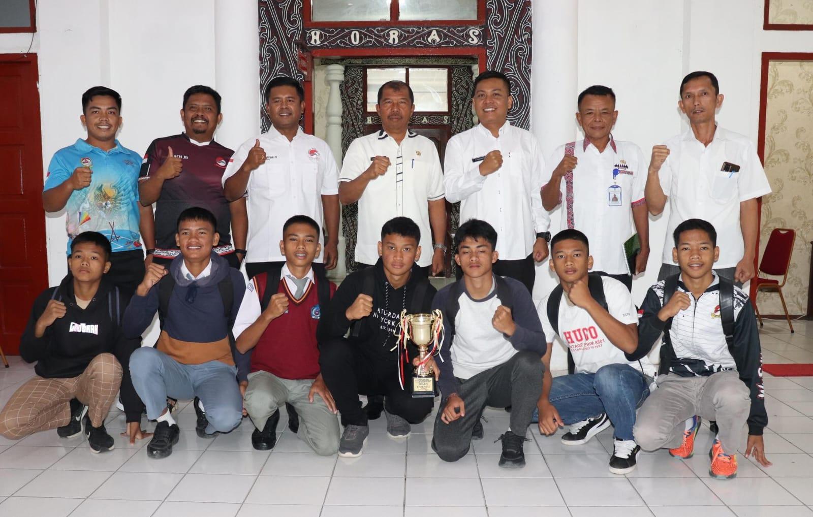 Wakil-Bupati-Toba-Terima-Audiensi-Atlet-Cabang-Olahraga-Wushu-Kabupaten-Toba.jpg