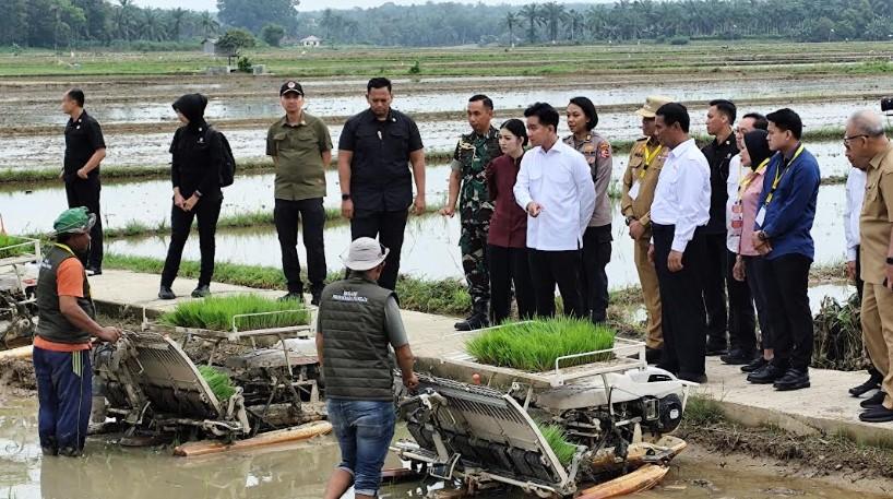 Wakil-Presiden-Indonesia-Gibran-Rakabuming-Raka-bersama-istri-Menteri-Pertanian-Andi-Amran.jpg