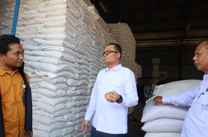 Stok Beras Kemasan 5 dan 10 Kg Langka, Wakil Wali Kota Tanjungbalai Sidak Gudang Bulog - Tribun-medan.com