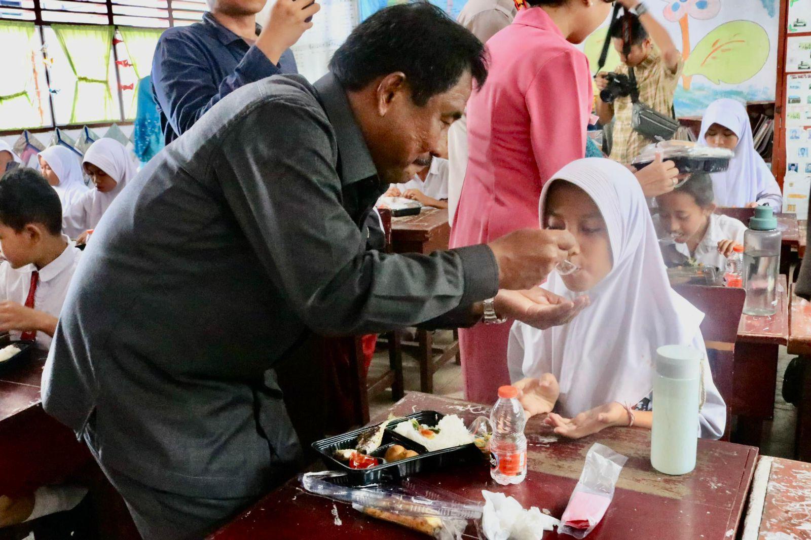 Wali-Kota-Binjai-Amir-Hamzah-saat-memberikan-makanan.jpg