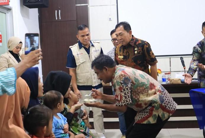 Wali-Kota-Binjai-Amir-Hamzah-saat-menyuapi-balita-di-Puskesmas-Binjai.jpg
