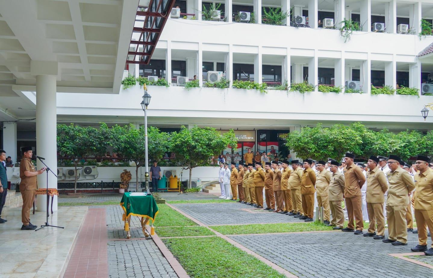 Wali-Kota-Medan-Bobby-Nasution-saat-foto-bersama-130-pejabat.jpg