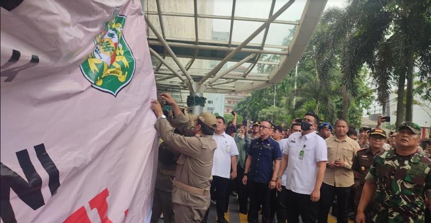 Wali-Kota-Medan-Bobby-Nasution-saat-ikut-serta-dalam-pemasangan-spanduk.jpg