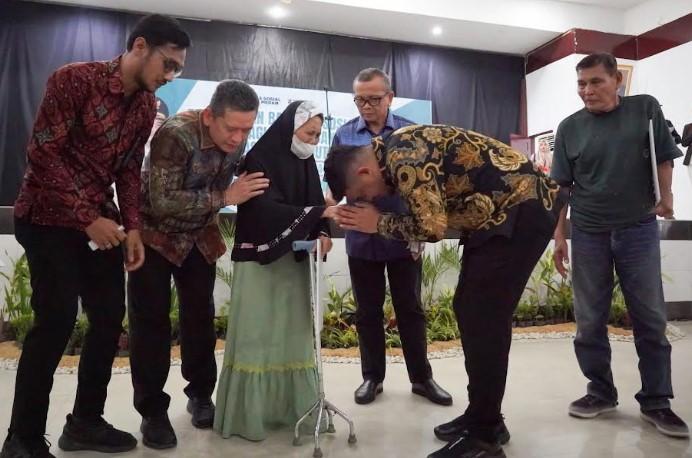 Wali-Kota-Medan-Bobby-Nasution-saat-memberikan-Bantuan-Sosial-Tunai-BST_111.jpg