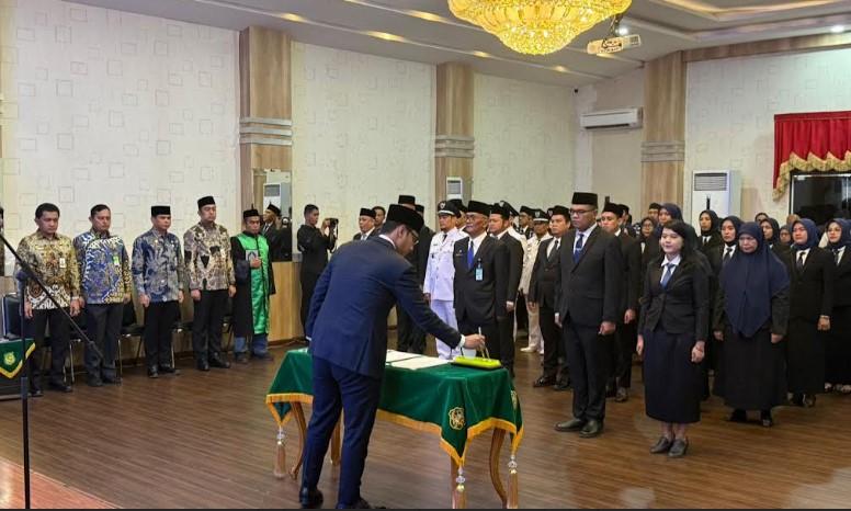 Wali-Kota-Medan-Rico-Tri-Putra-Bayu-Waas-melantik-76-pejabat-Pemko-Medan-pada-16-April-2026_.jpg