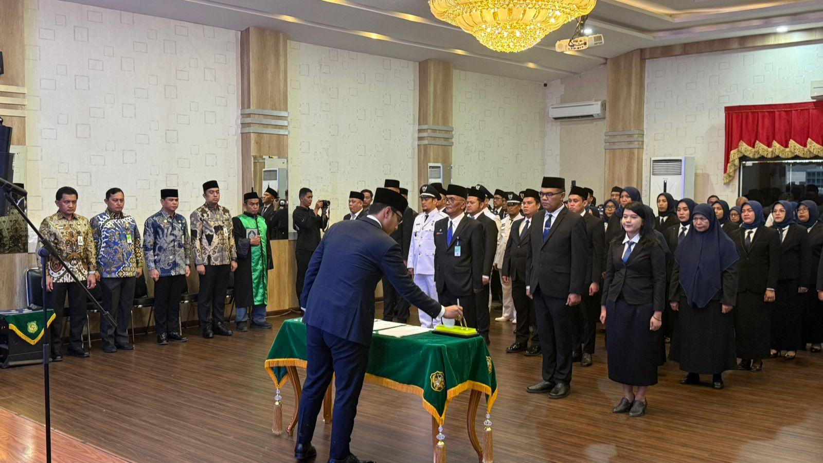 Wali-Kota-Medan-Rico-Tri-Putra-Bayu-Waas-melantik-76-pejabat.jpg