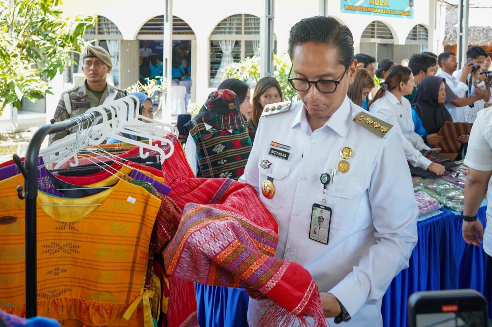 Wali-Kota-Medan-Rico-Tri-Putra-Bayu-Waas-melihat-hasil.jpg