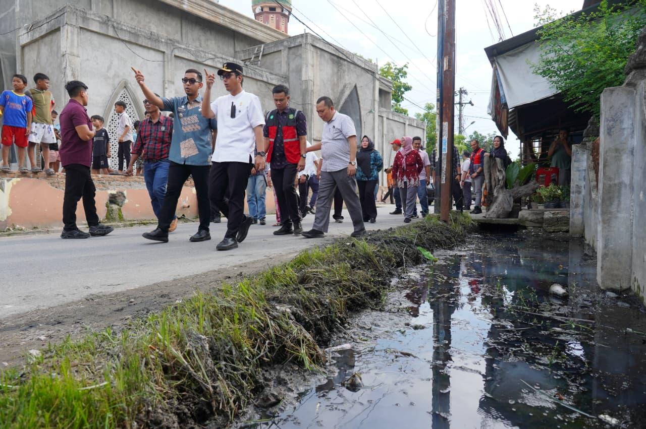 Wali-Kota-Medan-Rico-Waas-merespons-keluhan.jpg