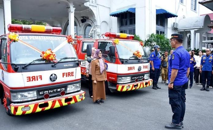 Wali-Kota-Pematangsiantar-menerima-dua-unit-mobil-damkar_.jpg