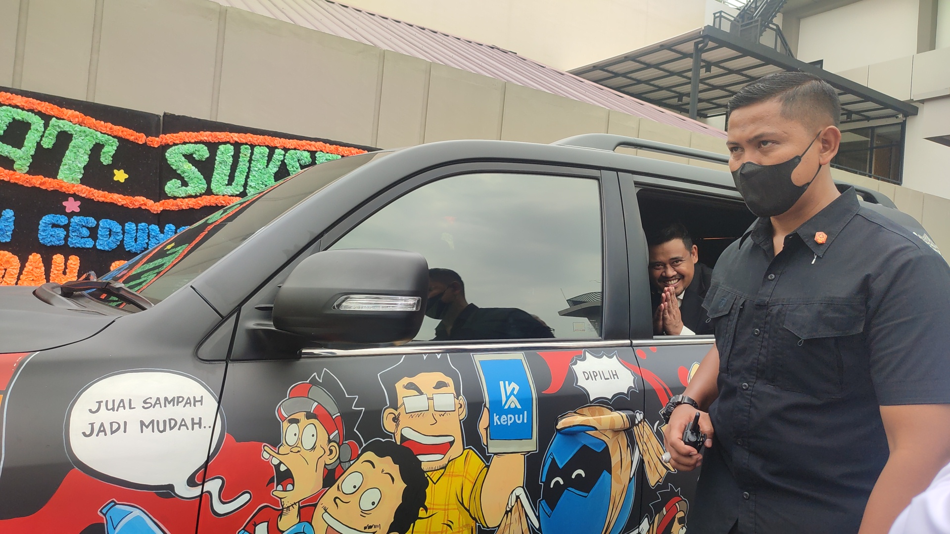 Walikota-Medan-saat-menggunakan-mobil-dinas-mural.jpg