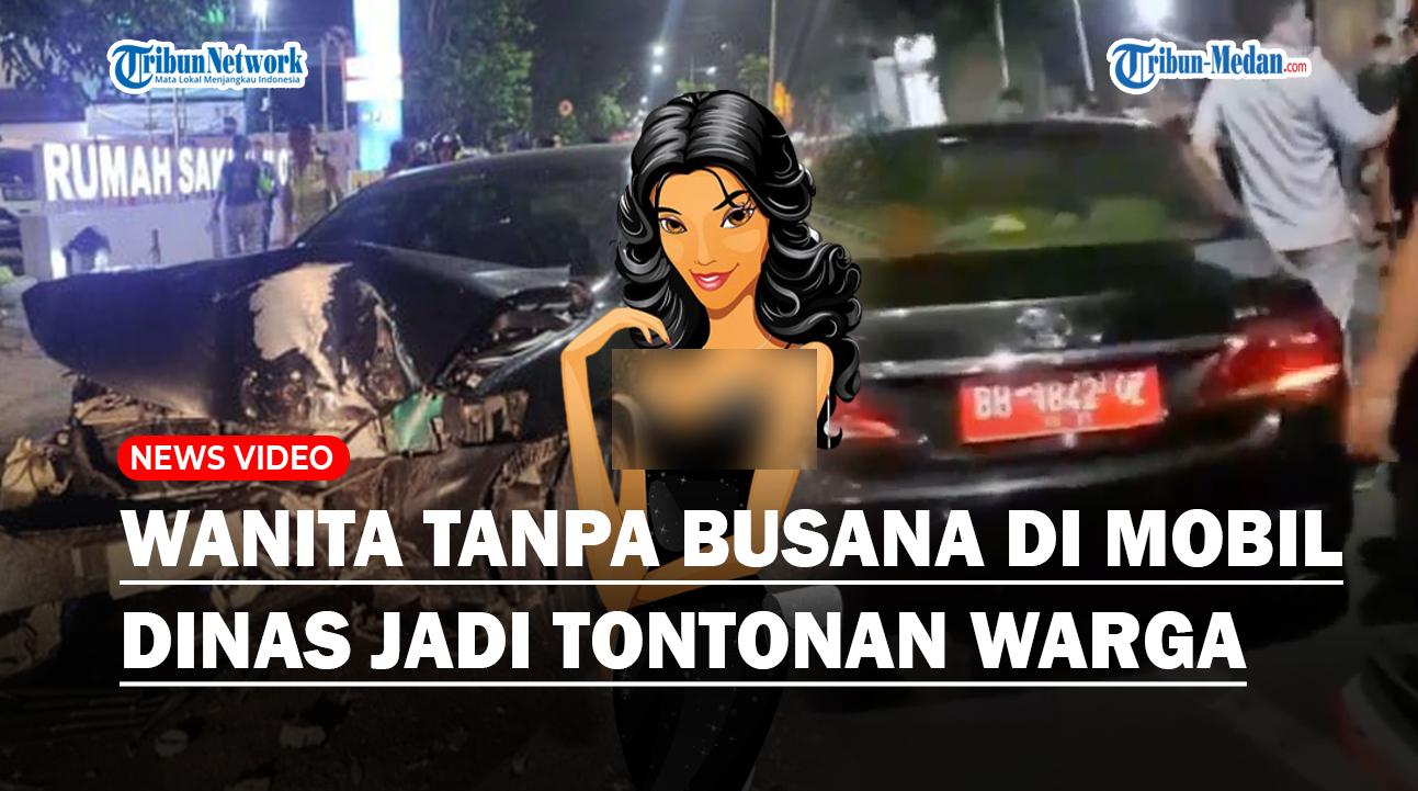 Wanita-Tanpa-Busana-di-Mobil-Dinas-Pinjam-Sarung-Warga-Panik-Jadi-Tontonan-Usai-Kecelakaan.jpg