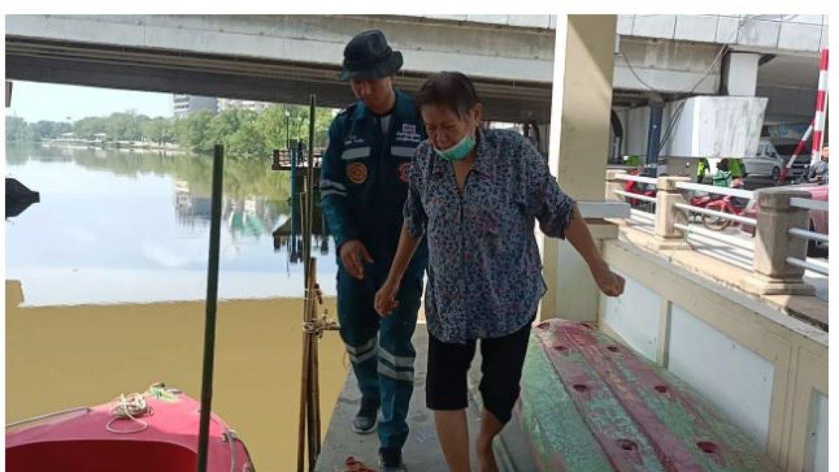 Wanita-Tua-Nekat-Lompat-ke-Sungai-Untuk-Selamatkan-Sisa-Uangnya.jpg