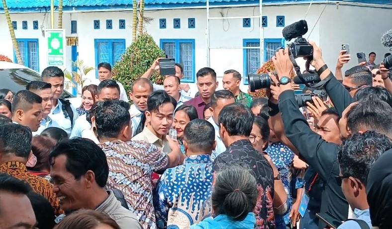 Wapres-Gibran-Rakabuming-bersalaman-dengan-warga-usai-tinjau-Puskesmas-Sigompul.jpg