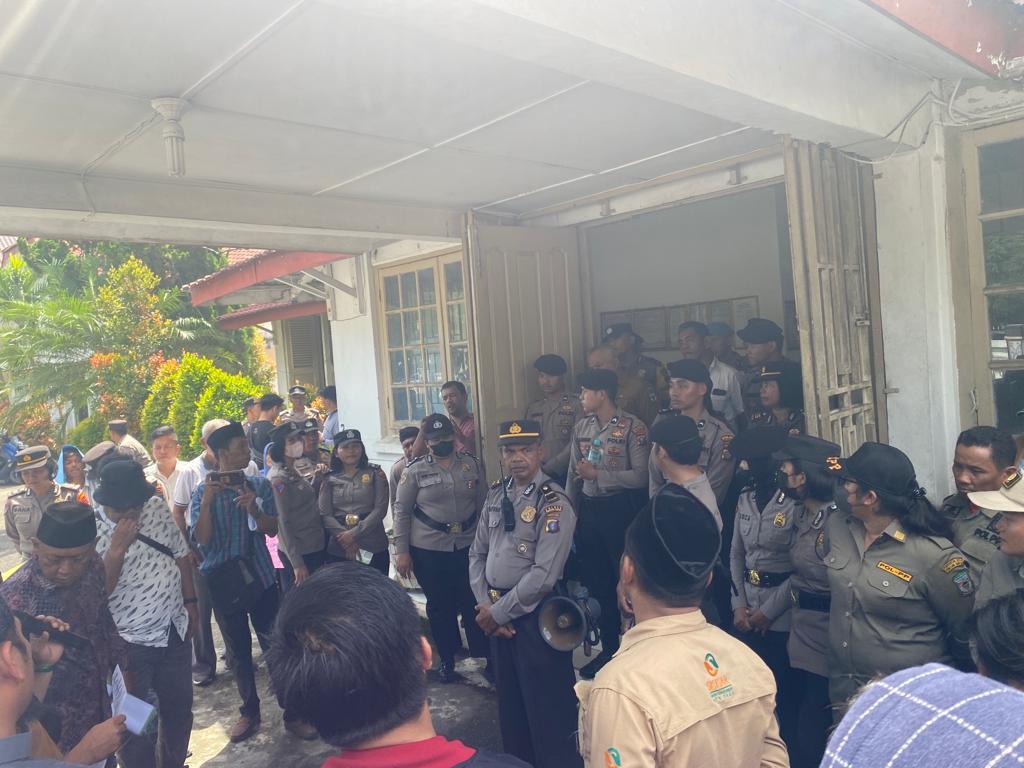 Caleg PDIP Ini Didemo Warga Siantar Usai Bangun Tembok di Daerah Aliran Sungai