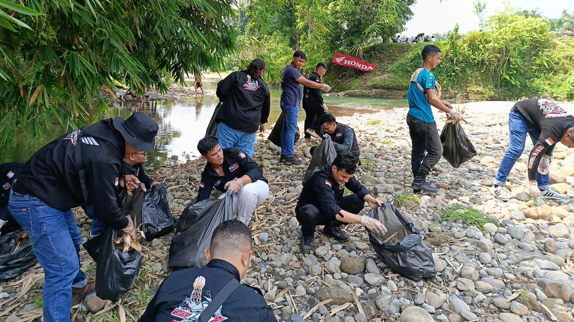 Wujudkan-Aksi-Komunitas-CB150X-Adv-Id-Bersihkan-Sungai-Kutalimbaru.jpg