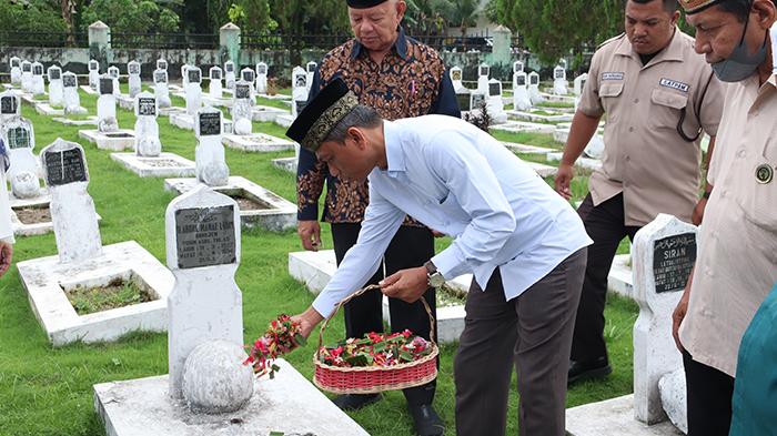 Pimpinan UISU Ziarahi Makam Pendiri dan Mantan Rektor