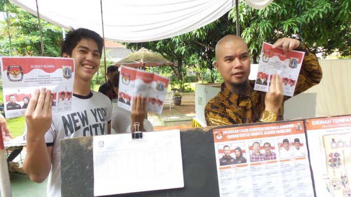Tatkala Ahmad Dhani Bentangkan Surat Suara dengan Menutup Gambar Paslon Nomor 2