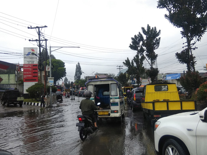 Air Parit di Depan Kantor Bupati Karo Menggenang Tutupi Badan Jalan Hingga Picu Kemacetan