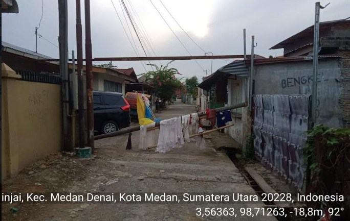 akses-jalan-menuju-kos-kosan-yang-ditutup-oleh-sejumlah-orang.jpg
