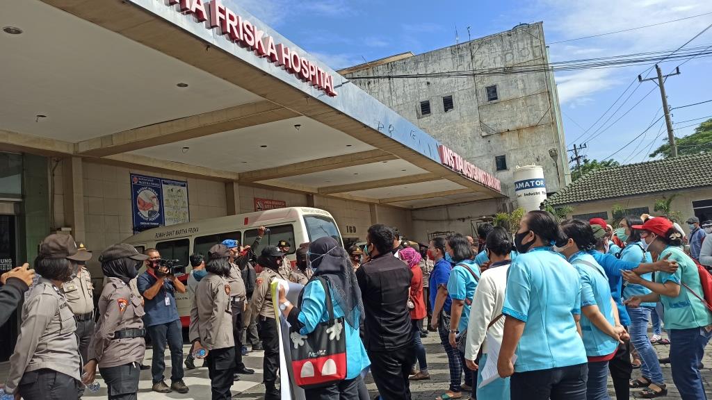 Tuntut Gaji dan THR, Ratusan Karyawan Rumah Sakit Martha Friska Unjuk Rasa