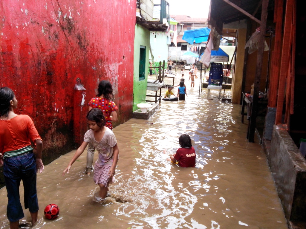 anak-anak-main-banjir-tribunmedancom_20151125_144940.jpg
