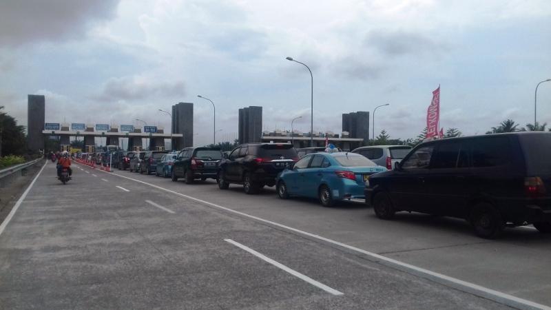 antrean-di-pintu-keluar-bandara-tribun_20170102_145927.jpg
