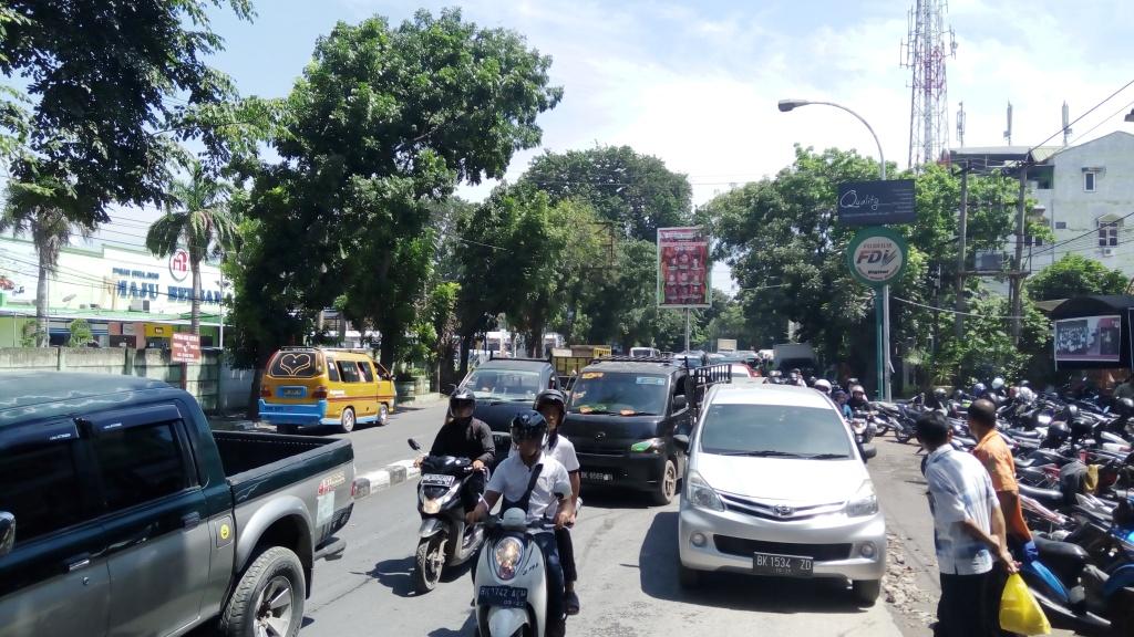 arus-lalin-di-yos-sudarso-macet-tribunm_20170824_123900.jpg
