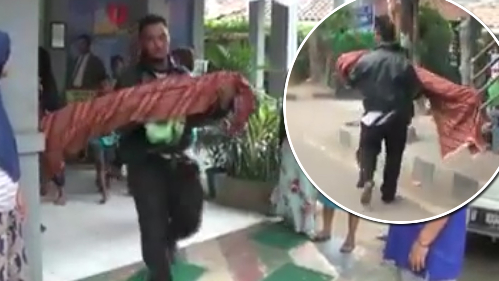 Sang Ayah Terpaksa Bopong Jenazah Anaknya karena Pihak Puskesmas Tolak Sediakan Ambulans