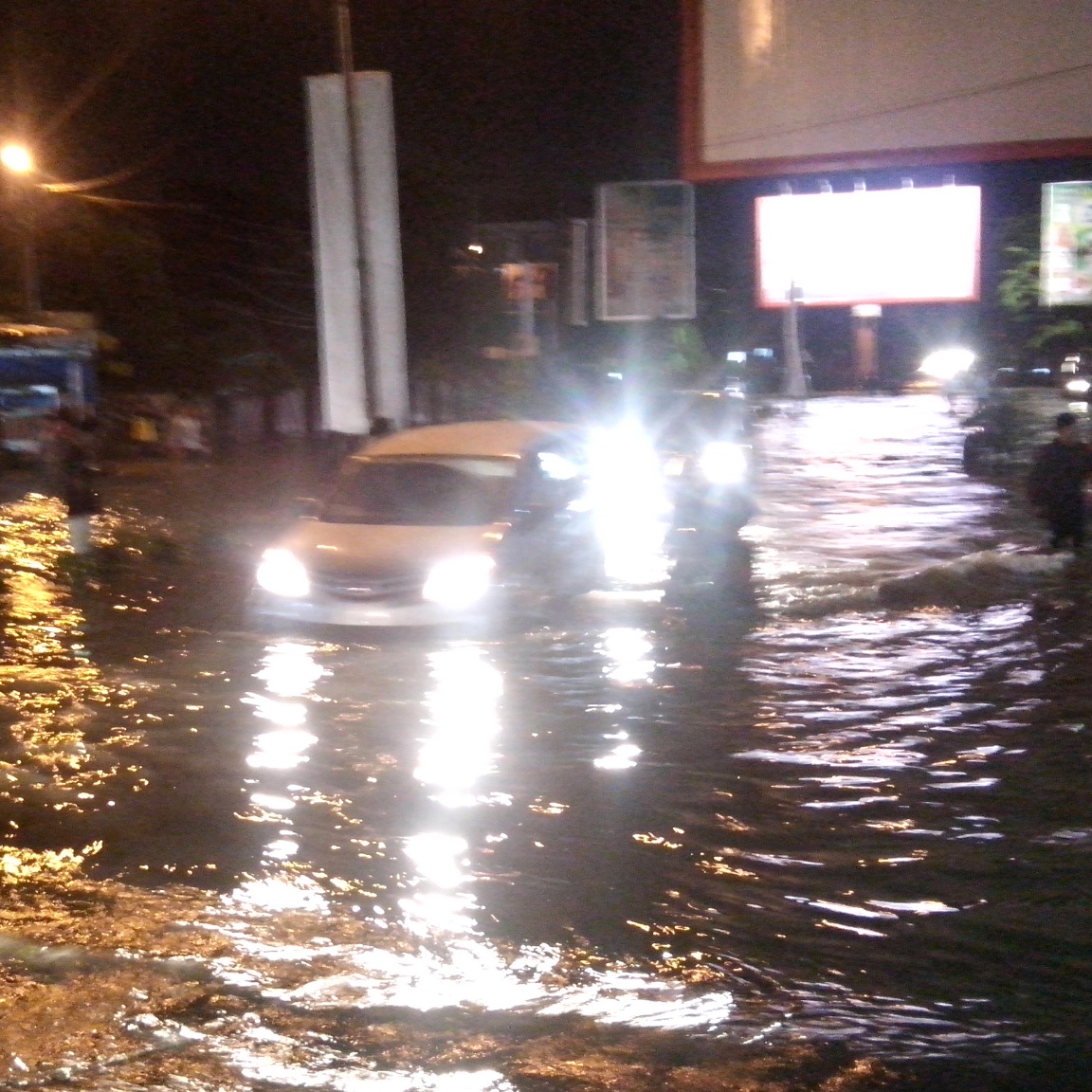 Jalan Depan Kampus USU Banjir, Arus dari Setia Budi Terhenti