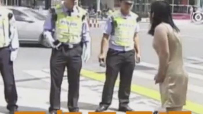 VIDEO: Tak Terima Ditilang Rp 98 Ribu, Wanita Ini Banting Motor dan Mengamuk