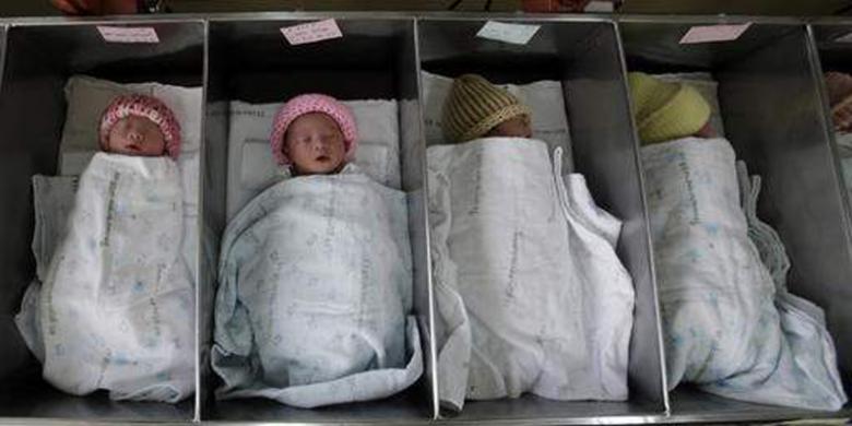 bayi-bayi-yang-baru-dilahirkan-tertidur-di-sebuah-ruang-di-rumah-sakit_20170215_172129.jpg