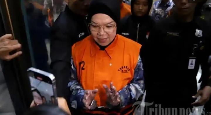 Nasib Bupati Sukoharjo Etik Suryani Pakai Rompi KPK, Sekda Keluar Gedung lalu Pulang - Tribun-medan.com