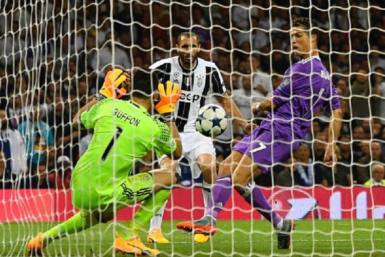 cristiano-ronaldo-mencetak-gol-ketiga-real-madrid-tribun_20170604_092608.jpg
