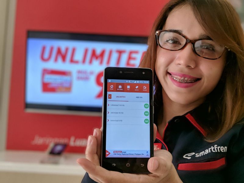 customer-service-galeri-smartfren-adam-malik-menunjukkan-program-worry-free_20180418_193302.jpg