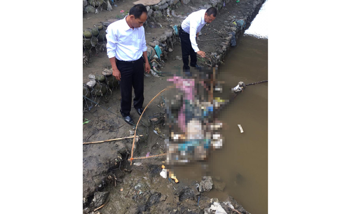 Sosok Pria Berkaos Hijau dan Menggunakan Jins Biru Mengambang di Sungai Deli Jalan Karya