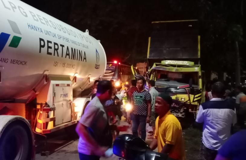 Dua Truk Laga Kambing dan Timpa Odong-odong, Jalan Lintas Binjai-Langkat Macet 5 Km