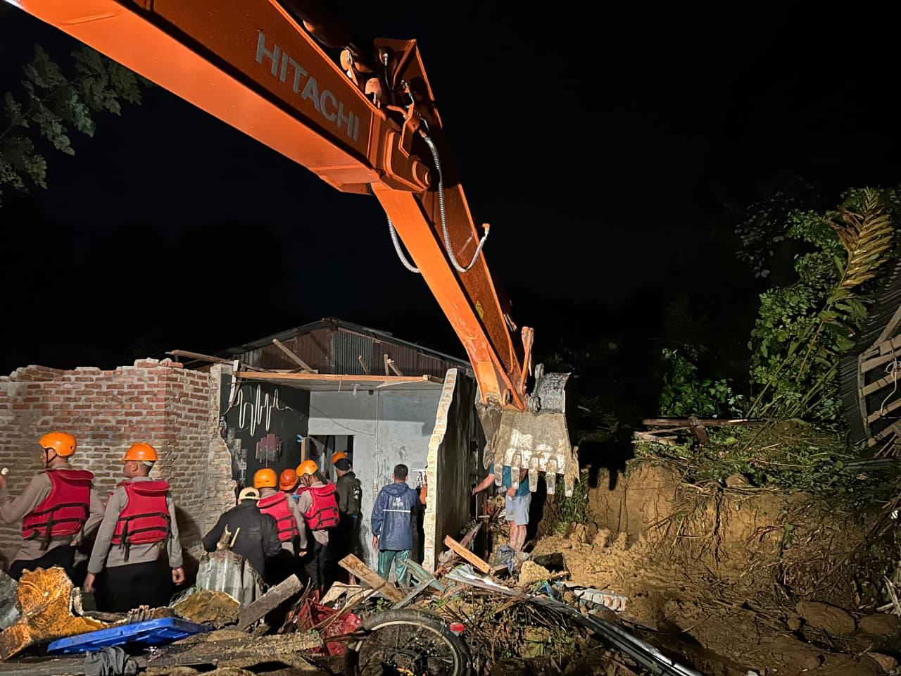 evakuasi-dan-mengantisipasi-adanya-korban-di-tengah-kondisi-medan-ekstrem.jpg