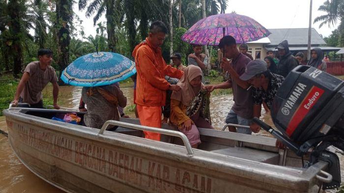 evakuasi-korban-banjir-di-Kabupaten-Agam.jpg