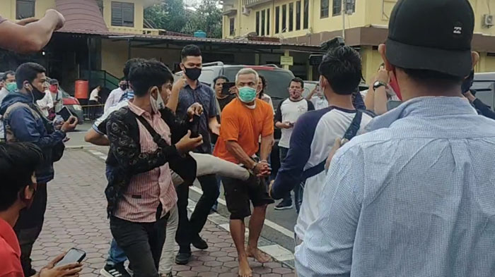 BREAKING NEWS, Pembunuh Driver Ojol Fitri Yanti Tiba di Mapolrestabes, Langsung Ditendang Keluarga