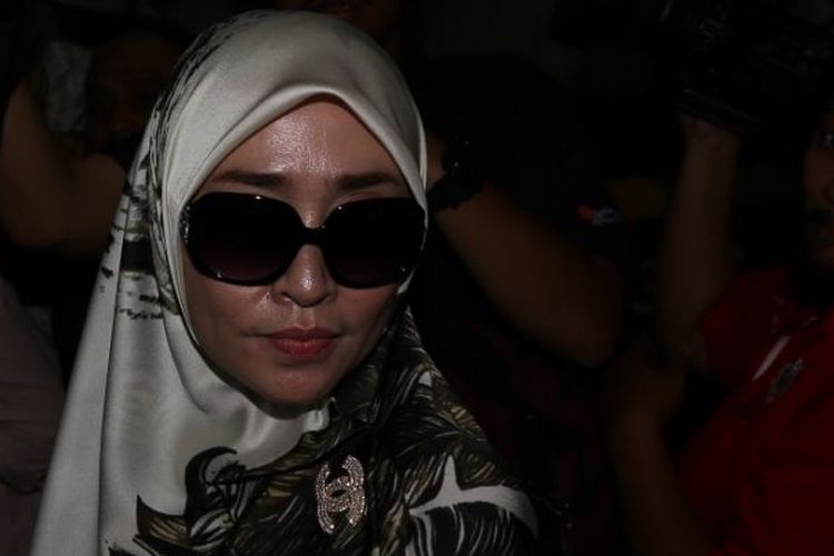 Tersangka Chat Pornografi Firza Tiba di Polda Metro Jaya Pakai Cadar Hitam